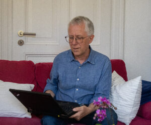 Ernährungspsychologe Edgar Schröer an seinem Computer in einer Online-Weiterbildung